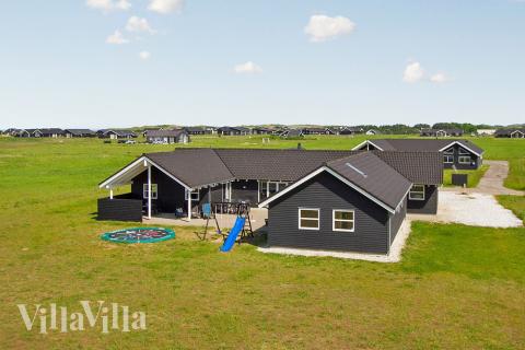 Das große Luxusferienhaus liegt inmitten wunderschöner Natur auf einem großen Dünengrund in Nr. Lyngby nur ca. 800 M vom Nordsee entfernt