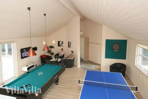 Neben den vielen schönen Stunden, die man im Poolbereich des Hauses verbringen kann, bietet das Luxusferienhaus 195 auch Spielevergnügen bei Billard/Tischtennis und Darts