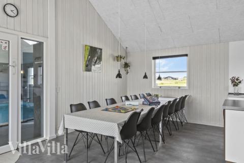 Der große, lichtdurchflutete Aufenthaltsraum im Luxusferienhaus Nr. 193 für 16.