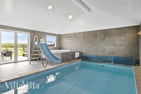 Das Ferienhaus 193 hat einen schicken Poolbereich mit Wasserrutsche, einem geräumigen, eingelassenen Whirlpool und einer Sauna.