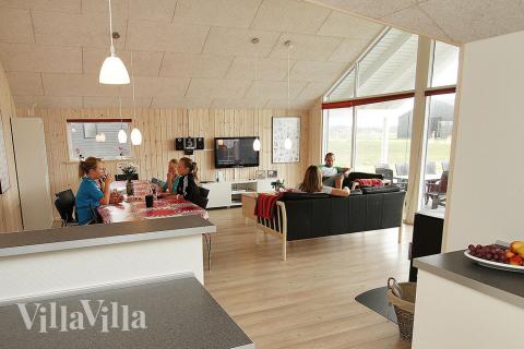 Das Wohnzimmer ist wundervoll lichtdurchflutet und geräumig und bildet ist mit bequemen Möbeln, Kaminofen und Flachbild-TV natürlichen Sammelpunkt der Anlage