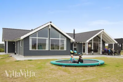 Terrasse des Ferienhauses Nr. 270 mit Pool in Nr. Lyngby, Nordjütland