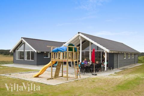Die große und teilweise überdachte Terrasse des Hauses lädt mit bequemen Gartenmöbeln zu schönen Grillabenden ein. Die Kinder freuen sich draußen über Schaukel, Sandkiste und Trampolin