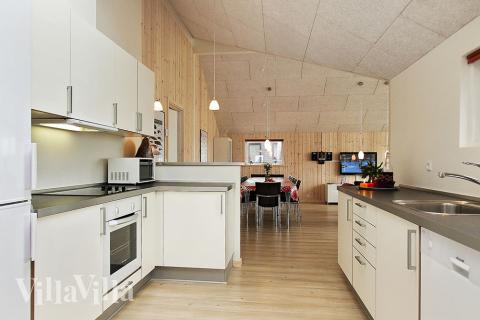 Die Küche ist direkt mit dem Wohnzimmer verbunden und natürlich mit allem ausgestattet, was der moderne Koch sich wünscht