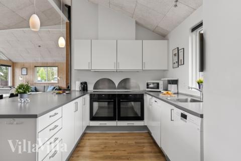 Die Küche in dem Luxusferienhaus Nr. 304 ist so gut ausgestattet, dass man problemlos Mahlzeiten für 18 Personen zubereiten kann.