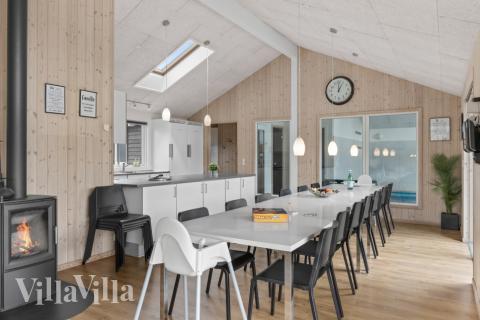 Der Aufenthaltsraum bietet Platz für 18 Personen, wenn ihr das Ferienhaus 304 in Nordjütland besucht.