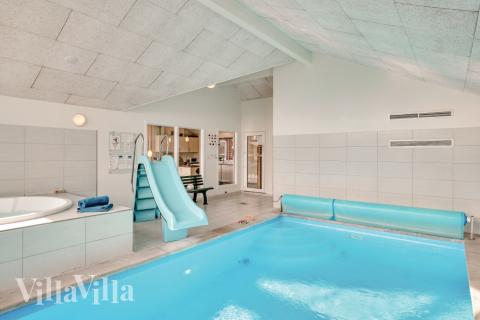 Das Ferienhaus 304 hat einen schicken Poolbereich mit Wasserrutsche, einem geräumigen, eingelassenen Whirlpool und einer Sauna.