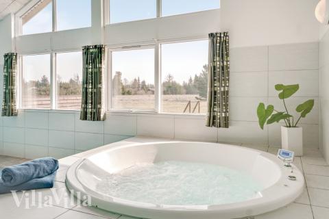 Genießen Sie den warmen Whirlpool im Luxusferienhaus Nr. 304 in Nordjütland