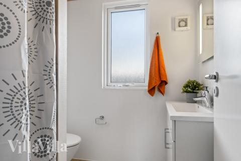 Eines der Badezimmer im Luxusferienhaus Nr. 304