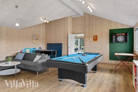 Das Luxusferienhaus 304 für 18 Personen hat einen großen Aktivitätsraum mit u. a. Billard und Darts