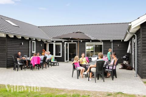 Draußen kann man sich in den guten Gartenmöbeln sonnen oder auf der großen Terrasse gemütlich grillen. Die ganz jungen Gäste amüsieren sich auf den Spielturm und in der Sandkiste