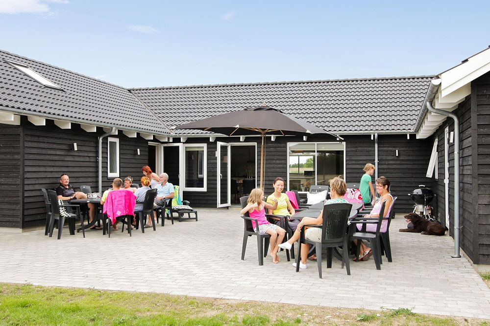 Draußen kann man sich in den guten Gartenmöbeln sonnen oder auf der großen Terrasse gemütlich grillen. Die ganz jungen Gäste amüsieren sich auf den Spielturm und in der Sandkiste
