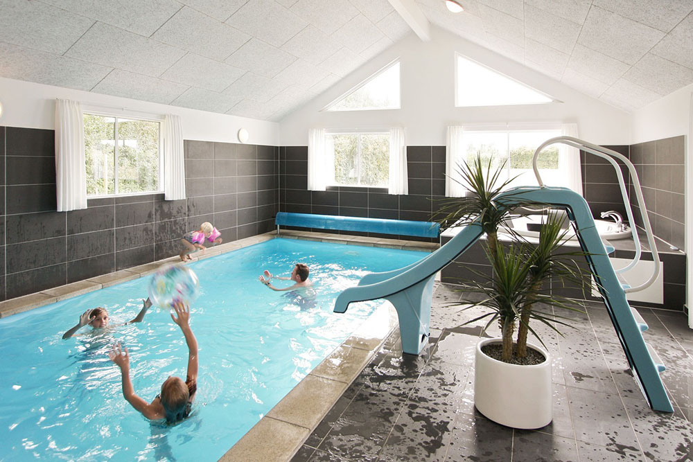 Der Poolbereich ist ein Eldorado für Wasserfans. Der große Swimmingpool ist mit Gegenstromanlage, Unterwasserbeleuchtung, Wasserrutsche und einer Römischen Treppe ausgestattet