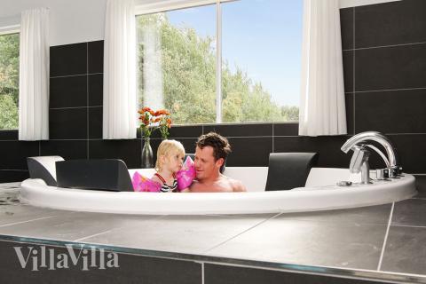 Nach dem Schwimmtraining laden Whirlpool (für bis zu 4-6 Personen) und Sauna zum Entspannen ein