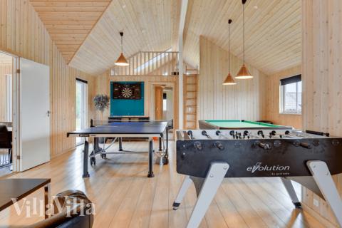 Aktivitätsraum im Luxusferienhaus Nr. 231 mit 8 Schlafzimmern und Platz für 20 Gäste.