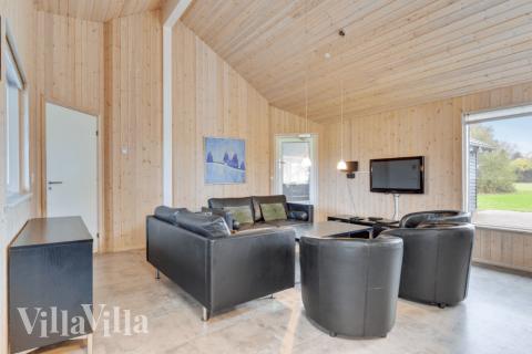 Die Couch im Luxusferienhaus Nr. 231 in Südjütland lädt zu Gesellschaftsspielen oder zu Kinoabenden ein.