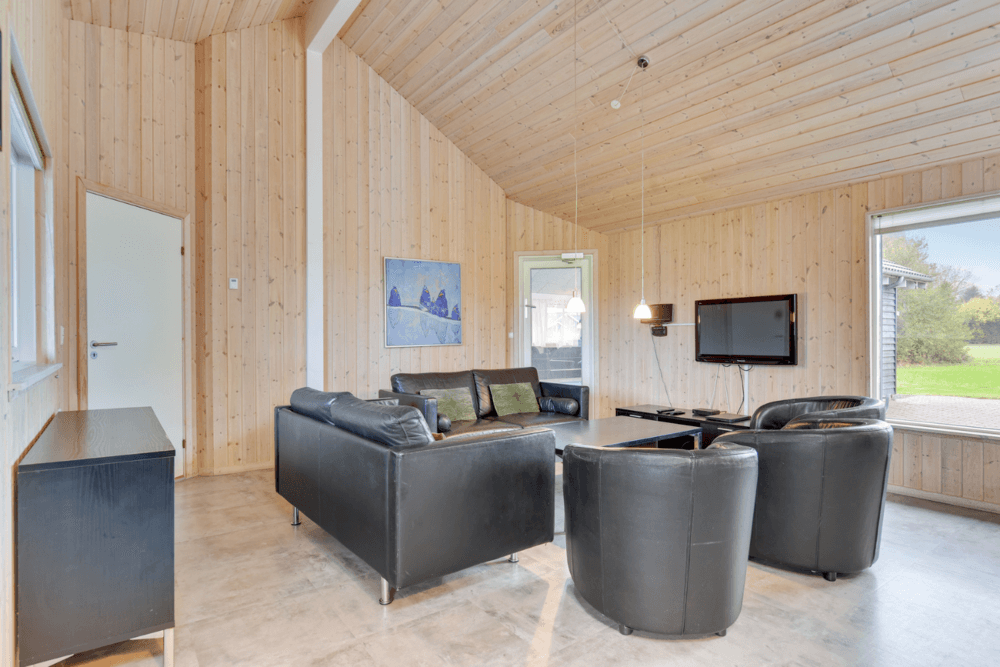 Die Couch im Luxusferienhaus Nr. 231 in Südjütland lädt zu Gesellschaftsspielen oder zu Kinoabenden ein.