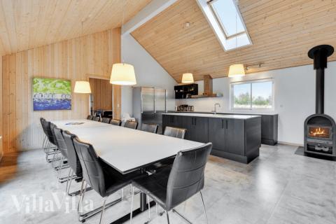 Der große, lichtdurchflutete Aufenthaltsraum im Luxusferienhaus Nr. 231 für 20.