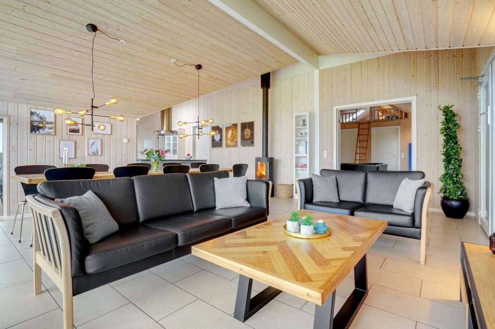 Die Couch im Luxusferienhaus Nr. 264 in Südjütland lädt zu Gesellschaftsspielen oder zu Kinoabenden ein.