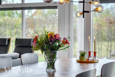 Der große, lichtdurchflutete Aufenthaltsraum im Luxusferienhaus Nr. 264 für 14.