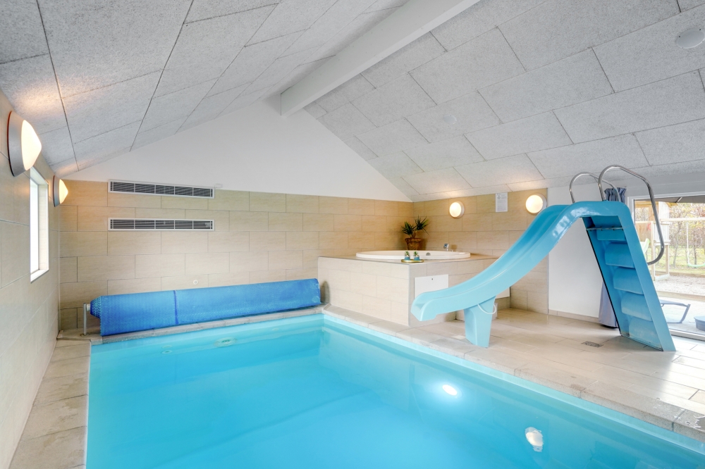 Das Ferienhaus 264 hat einen schicken Poolbereich mit Wasserrutsche, einem geräumigen, eingelassenen Whirlpool und einer Sauna.