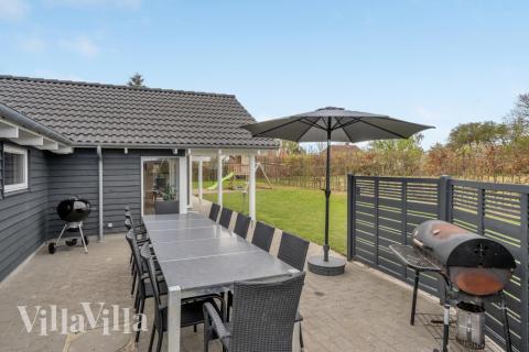 Auf der Terrasse des Ferienhauses Nr. 264 ist Platz für 14 Personen.