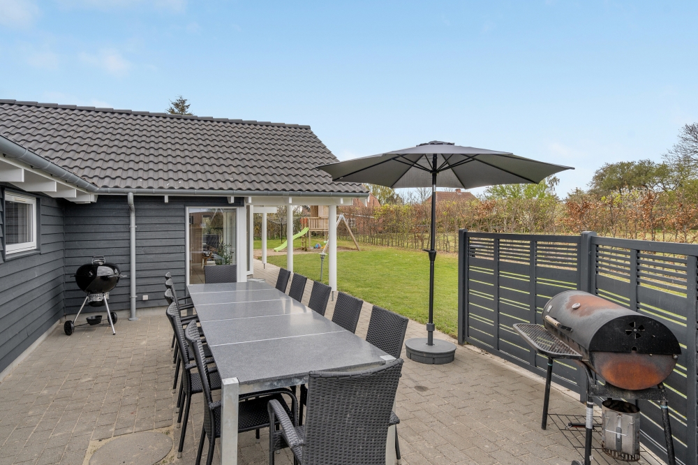 Auf der Terrasse des Ferienhauses Nr. 264 ist Platz für 14 Personen.