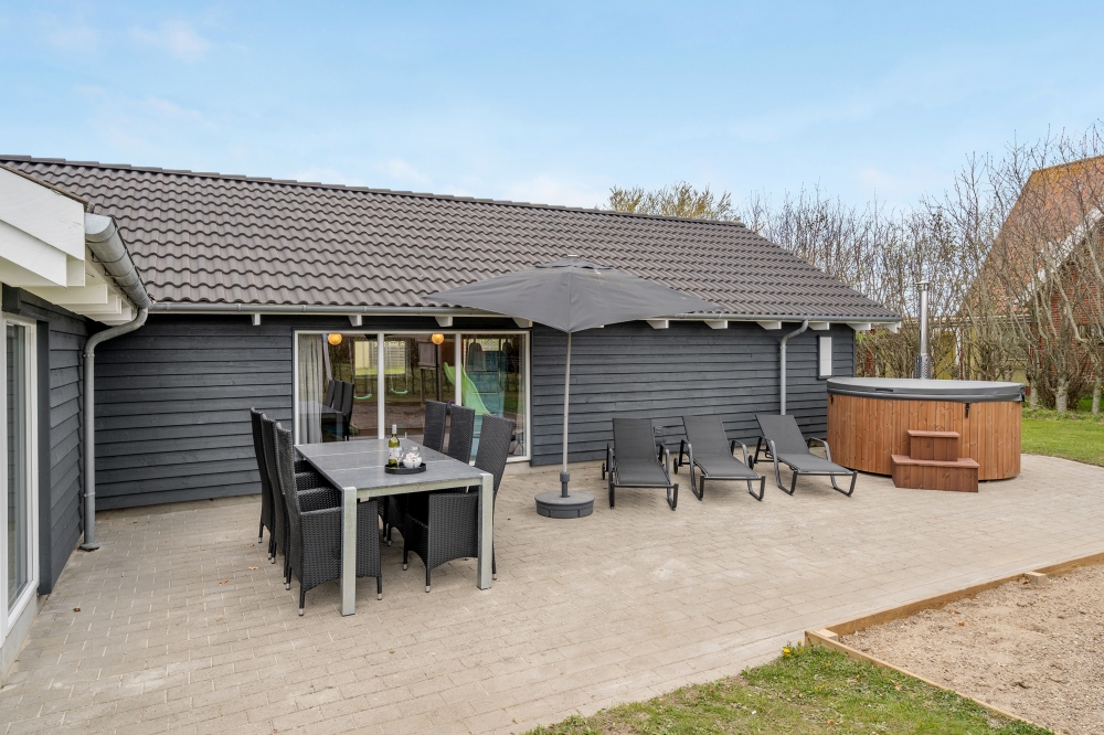 Genießen Sie einen Grillabend auf der Terrasse des Luxusferienhauses Nr. 264 in Südjütland
