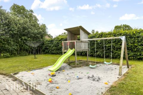 Zu dem attraktiven Ferienhaus Nr. 264 in Südjütland gehört auch ein tolles Angebot im Außenbereich, z. B. Spieleturm und Schaukeln