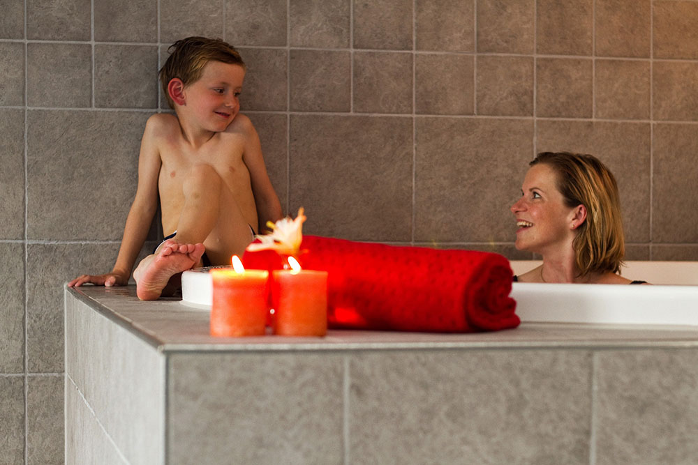 Der große Einbauwhirlpool lädt zu Entspannung und Wellness ein