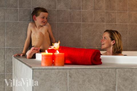 Der große Einbauwhirlpool lädt zu Entspannung und Wellness ein