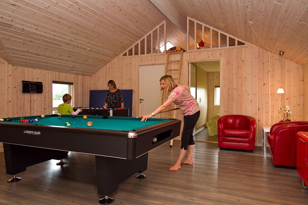 Im Aktivitätenraum des Hauses gibt es keine Entschuldigung mehr fürs Stillsitzen - treten Sie gegeneinander in Tischtennis/Billard, Kicker oder Dart an
