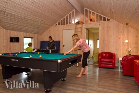 Im Aktivitätenraum des Hauses gibt es keine Entschuldigung mehr fürs Stillsitzen - treten Sie gegeneinander in Tischtennis/Billard, Kicker oder Dart an