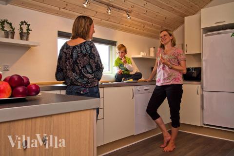 Die Küche ist direkt mit dem Wohnzimmer verbunden und natürlich mit allem ausgestattet, was der moderne Koch sich wünscht