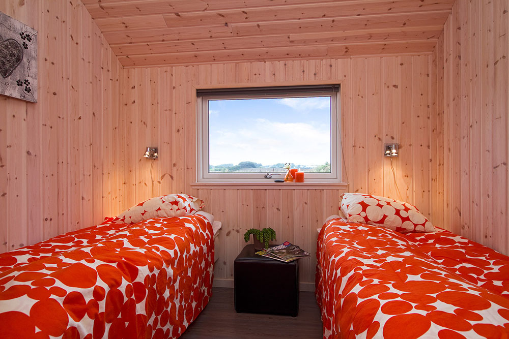 Die Schlafzimmer sind hell und einladend. Sie sind mit Boxmatratzen und Einbauschränken ausgestattet