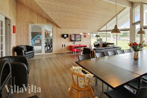 Der Aufenthaltsraum ist mit seiner großen Fensterpartie der natürliche Sammelpunkt des Hauses. Hier befinden sich auch die Speiseplätze und eine Sofagruppe mit Fernseher