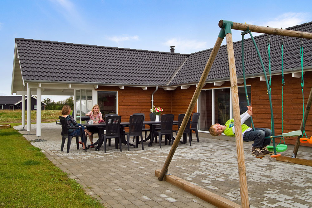 Ein Teil der großen Terrasse ist überdacht und damit perfekt, um den dänischen Sommertage und Abends zu genießen