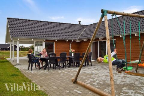 Ein Teil der großen Terrasse ist überdacht und damit perfekt, um den dänischen Sommertage und Abends zu genießen