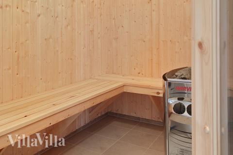 Nach dem Badegang kann man sich in der Sauna köstlich entspannen