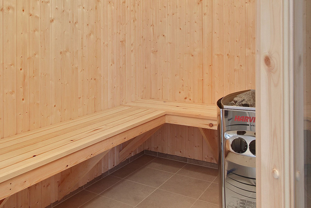 Nach dem Badegang kann man sich in der Sauna köstlich entspannen