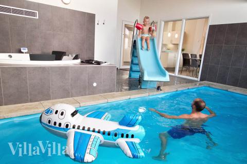 Jung und Alt tollen stundenlang im hauseigenen Badeland durchs Wasser – im Pool mit Wasserrutsche und im Whirlpool. Die Entspannung perfekt macht der Gang in die Sauna