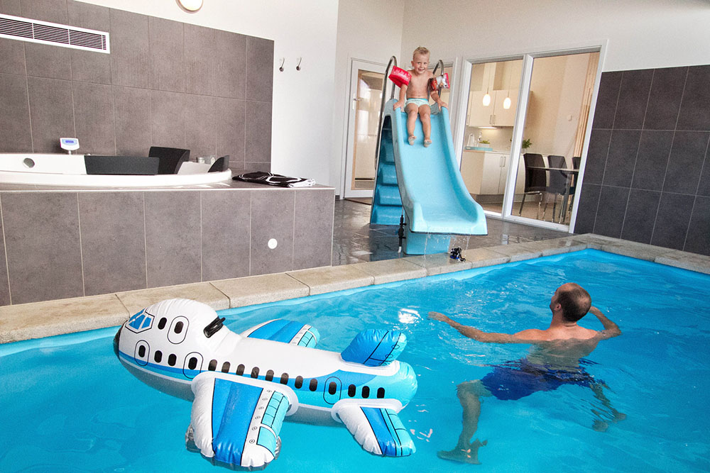 Jung und Alt tollen stundenlang im hauseigenen Badeland durchs Wasser – im Pool mit Wasserrutsche und im Whirlpool. Die Entspannung perfekt macht der Gang in die Sauna