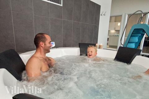 Nach einem ereignisreichen Tag darf sich im eleganten Whirlpool des Hauses entspannt werden