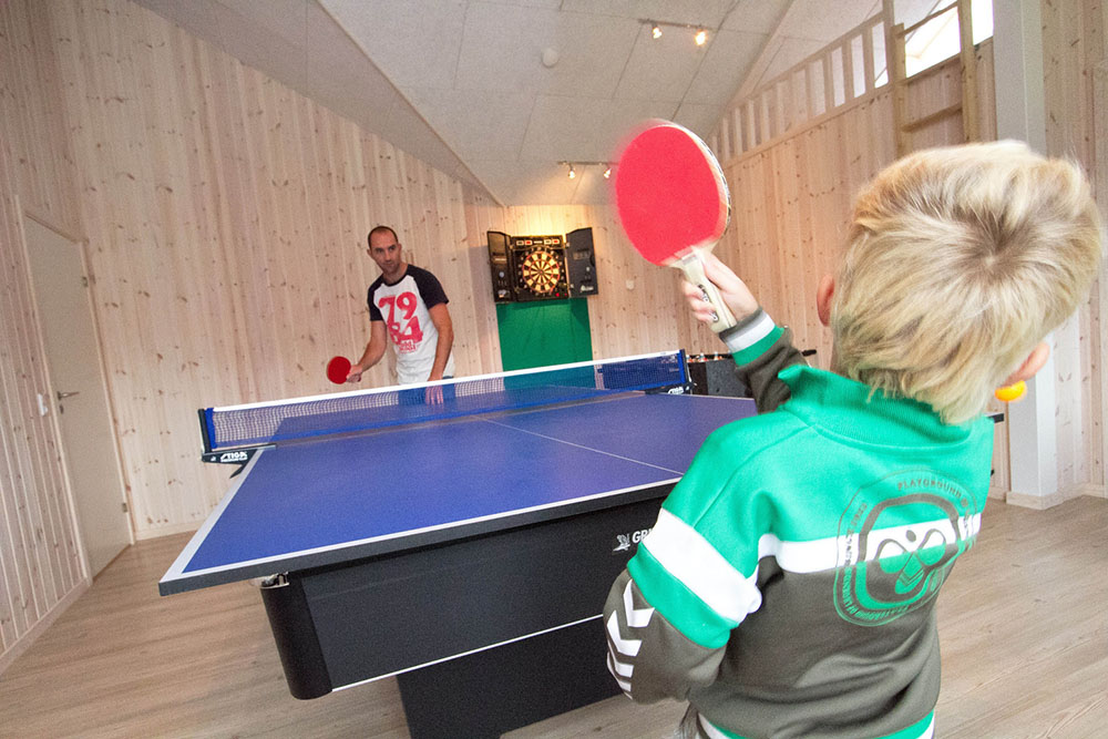 Hier können die aktiven Gäste stundenlang bei Tischtennis/Billard, Kicker oder Dart zusammen Spaß haben
