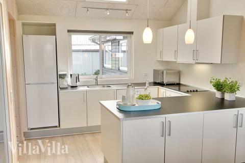 Die Küche ist gut eingerichtet und mit dem Aufenthaltszimmer verbunden, so dass auch während des Kochens alle Gäste die Zeit gemeinsam verbringen können