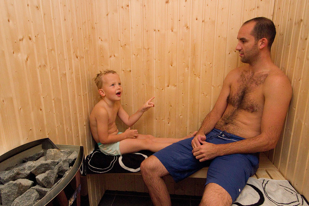 Es ist schön sich nach einem spannenden Urlaubstag in der Sauna zu entspannen