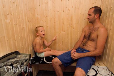 Es ist schön sich nach einem spannenden Urlaubstag in der Sauna zu entspannen