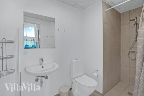 Eines der Badezimmer im Luxusferienhaus Nr. 271