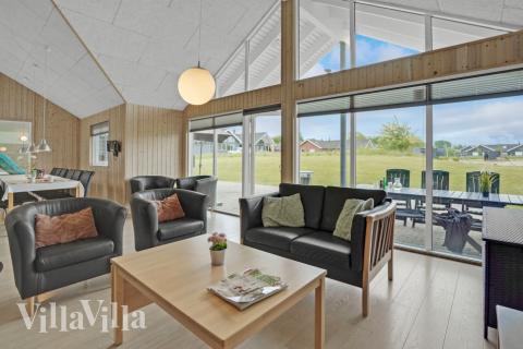 Die Couch im Luxusferienhaus Nr. 271 in Südjütland lädt zu Gesellschaftsspielen oder zu Kinoabenden ein.