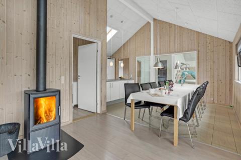 Der große, lichtdurchflutete Aufenthaltsraum im Luxusferienhaus Nr. 271 für 14.